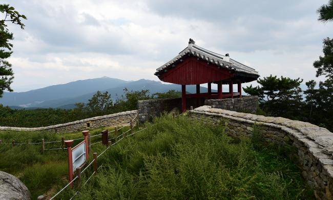 남문과 가까운 곳에서 만날 수 있는 2망루.
