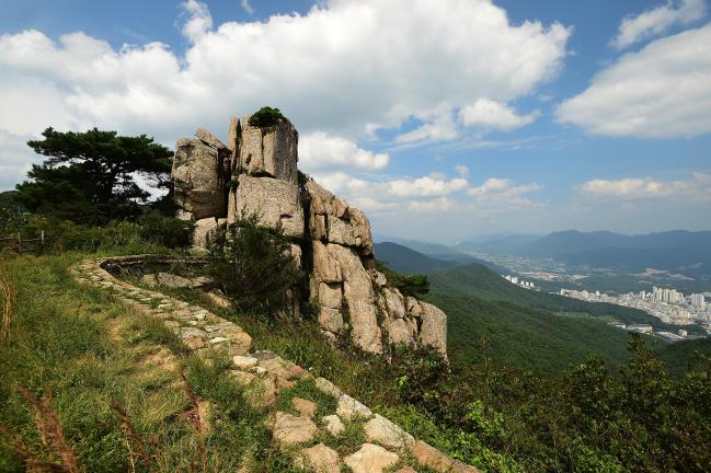 3망루와 4망루 사이로 이어져 있는 성벽 길.
