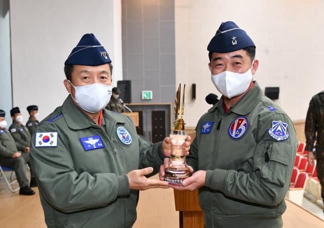 4일 열린 공군 2020년 안전 우수부대 시상식에서 이성용(왼쪽) 공군참모총장이 김현수(준장) 15특수임무비행단장에게 트로피를 수여하고 있다.  공군 제공