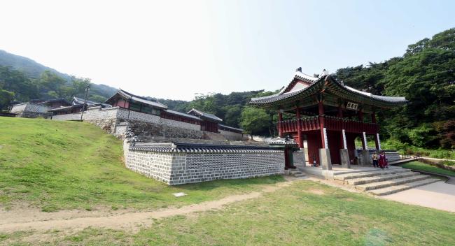 남한산성행궁의 전경. 작은 궁궐의 모습을 갖추고 있다.
