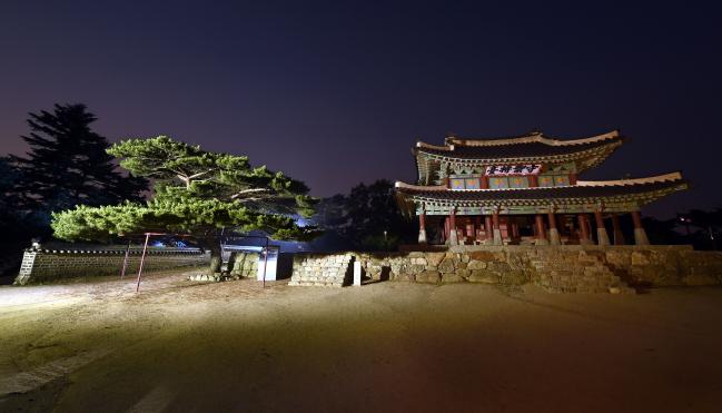 장수가 지휘와 관측을 하던 곳인 수어장대. 인조 2년(1624년) 설치됐는데 원래는 남한산성에 5개의 장대가 같이 지어져 있었지만 지금은 수어장대만 유일하게 남아있다.
