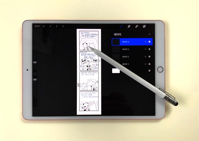 필자가 태블릿 기기에 프로크리에이트를 실행해 만화를 작업 중인 모습. A4만한 기기에 펜슬로 바로 그릴 수 있다. 필자 제공