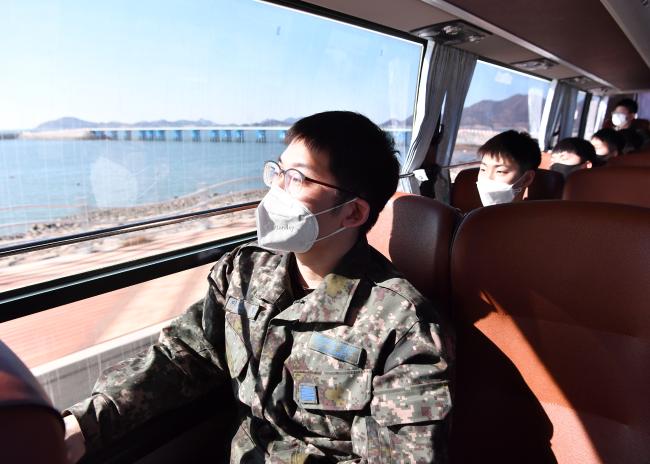 공군38전투비행전대 ‘언택트 드라이브’에 참가한 병사가 버스를 타고 부대 인근의 관광명소 가는 길에 서해를 바라보고 있다.  공군 제공