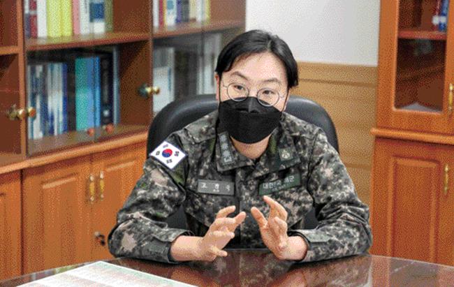고민숙(대령 진) 초대 해군검찰단장이 지난 8일 자신의 집무실에서 포부를 밝히고 있다.  사진=이경원 기자