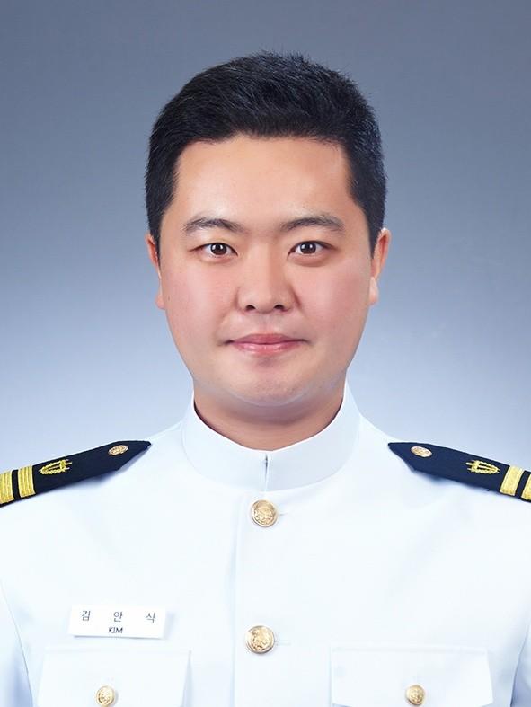김안식 해군교육사령부 군종실·신부·대위