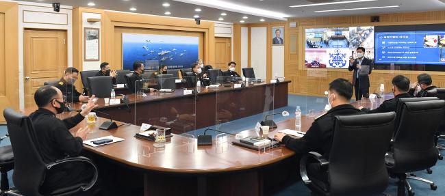 16일 해군본부에서 부석종 해군참모총장 주관으로 열린 ‘혁신 아카데미’에서 이정동 서울대 공과대학 교수와 참석자들이 온택트로 ‘축적의 시간, 스케일업 혁명’ 주제의 선진해군 도약 방안을 논의하고 있다. 해군 제공