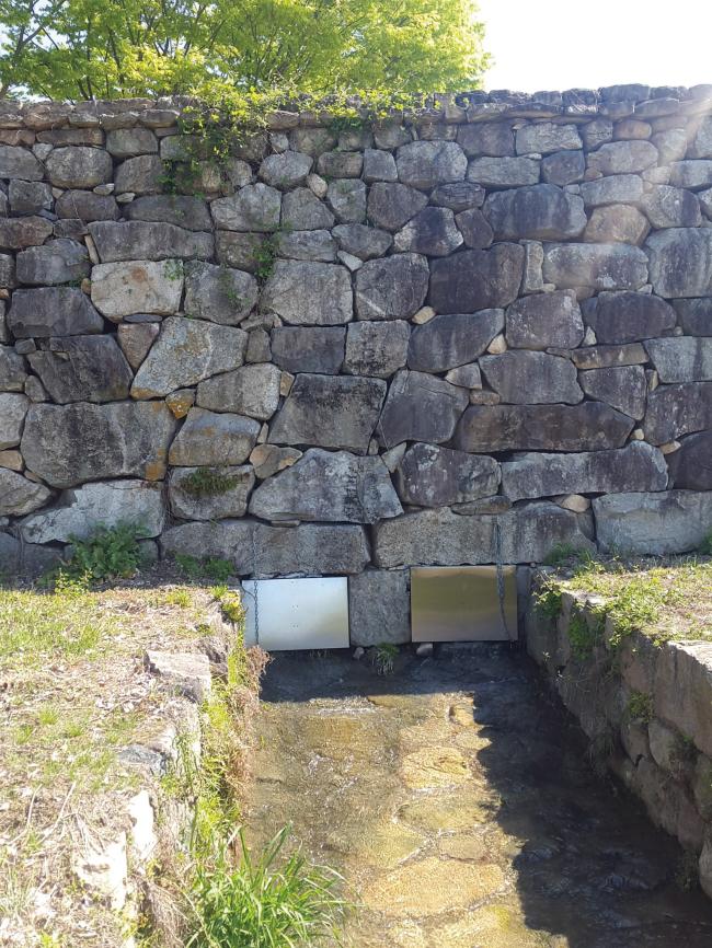 성안에서 성밖으로 물을 흘러내리는 배수구. 남문 성벽에 한 곳 설치되어 있다
