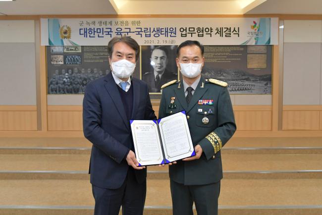 육군은 국립생태원과 군용지 친환경 생태복원 상호협력을 위한 업무협약(MOU)을 체결했다. 사진은 이숭재(오른쪽) 육군공병실장과 박용목 국립생태원장.  육군 제공