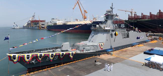 최근 해군에 인도된 차기 호위함 울산급 Batch-II 2번 함 경남함이 2019년 6월 진수되는 모습.  조종원 기자 