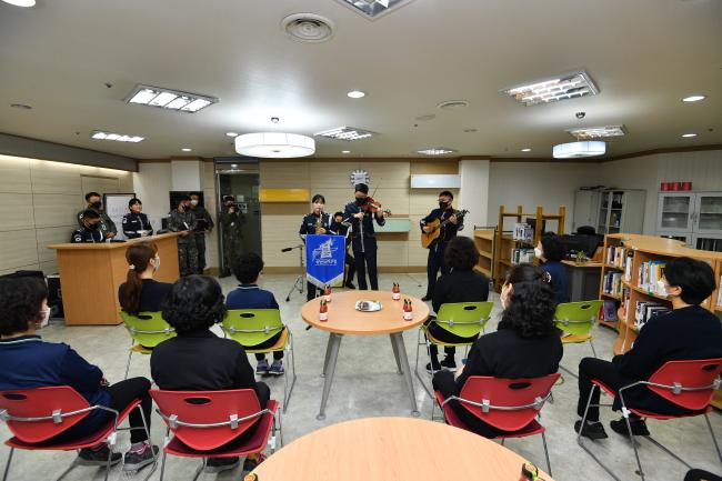 공군군악의장대대가 22일 공군본부에서 군악 순회공연을 진행하며 장병들의 
코로나 블루 극복을 응원하고 있다.                                                               공군 제공