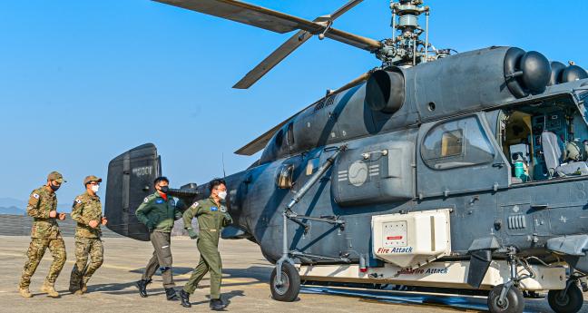 공군6탐색구조전대 HH-32 헬기 조종사와 항공구조사들이 22일 경상북도 안동 지역 산불 진화 작업을 돕기 위해 긴급 출동하고 있다.   공군 제공
