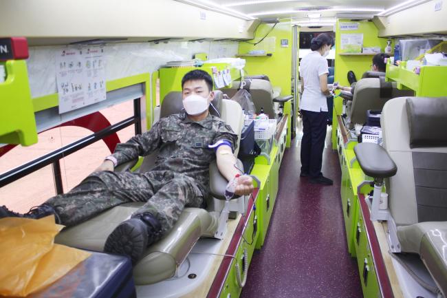 육군1군수지원여단 91정비대대 장병들이 전우 자녀를 돕기 위한 헌혈을 하고 있다.  
 사진 제공=이기영 대위