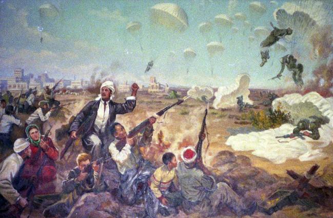 나세르 이집트 대통령의 수에즈 운하 국유화로 촉발된 2차 중동전쟁 당시 포트사이드 근교에 낙하하는 영국·프랑스 공수부대원과 시민군의 전투장면을 담은 그림. 
 필자 제공