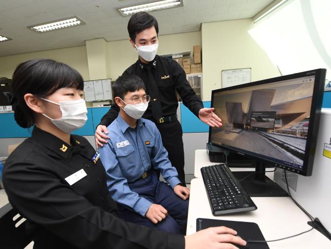 해군2함대사령부가 서해수호관을 비대면으로 체험할 수 있는 사이버전시관을 개관한 가운데 장병들이 인터넷 홈페이지를 이용해 사이버전시관을 관람하고 있다.  사진 제공=남호 하사