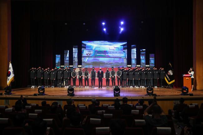 23일 경북 김천문화예술회관 대공연장에서 열린 김천 상무 축구팀 출범식에서 김태완 감독을 비롯한 선수단이 소개되고 있다.  김천 상무 제공