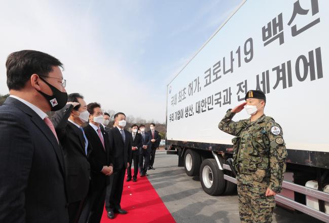 정세균(왼쪽 둘째) 국무총리가 24일 오전 SK바이오사이언스 안동공장에서 백신 실제 출하를 앞두고 수송지원에 참가한 국방신속지원단 장병으로부터 거수 경례를 받고 있다.  연합뉴스   