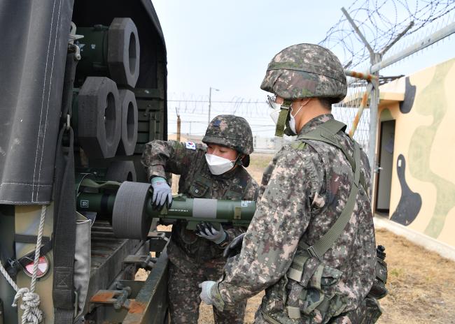 공군38전투비행전대 휴대용유도탄소대 장병들이 24일 단거리 방공무기(신궁) 주진지 전개훈련을 하며 탄을 이동하고 있다.  사진 제공=유영임 상사