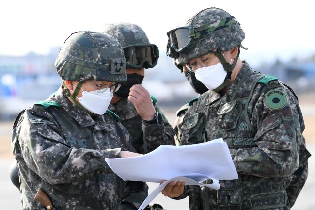 신희현(맨 왼쪽) 육군2신속대응사단장이 훈련 상황을 점검하고 있다.