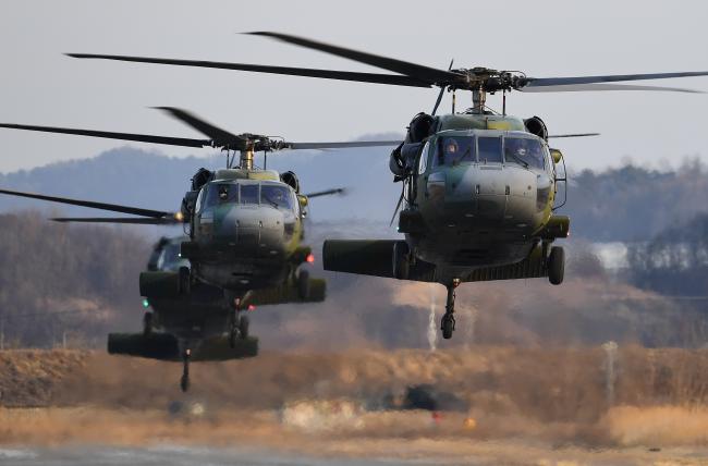 신속대응사단 장병들을 태운 UH-60 헬기가 훈련을 위해 이륙하고 있다. 