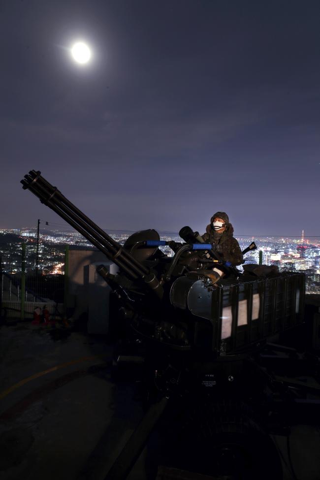 밤낮 없는‘대공방어’

육군수도방위사령부 예하 1방공여단 장병들이 서울의 한 방공진지에서 발칸을 이용한 야간 대공방어 훈련을 하고 있다.   이경원 기자