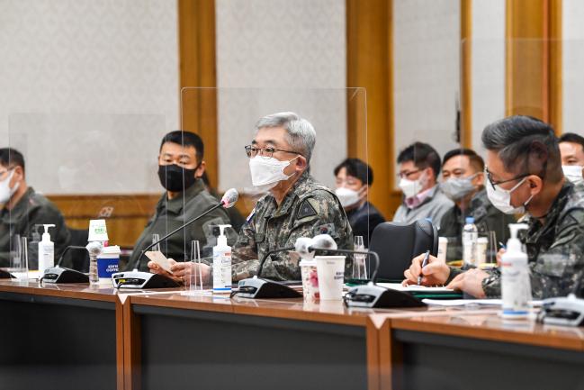 이대웅(앞줄 가운데) 육군참모차장 대리가 25일 개최된 예비 전력 정예화를 위한 대토론회에서 모두 발언을 하고 있다.  육군 제공