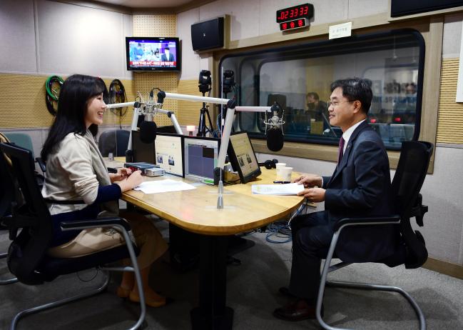 국가보훈처 이남우(오른쪽) 차장이 102주년 3·1절을 맞아 국방FM ‘국민과 함께 국군과 함께’에서 특집대담을 진행하고 있다. 이 차장은 이번 대담에서 진정한 보훈의 의미와 국가보훈처의 역할, 현 정부에서 확대된 보훈사업과 독립·호국·민주 등 균형 잡힌 보훈사업, 유엔참전용사 마스크 지원 사업, 독립유공자 심사기준 개선, 보상체계 개편 및 저소득자 지원방안, 국가유공자를 위한 보훈의료사업, 제대군인을 위한 지원사업, 국립대한민국임시정부기념관 개관을 비롯한 다양한 추모공간 조성사업 등 보훈처가 펼치는 전반적인 사업을 소개했다. 특집대담은 3월 1일 방송된다.  이헌구 기자
