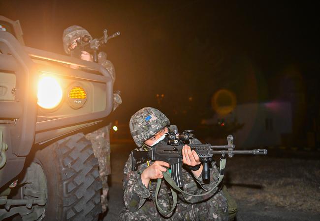 공군16전투비행단 ‘21-1차 전투태세훈련(ORE)’에 참가한 장병들이 야간기지방호훈련 중 경계 임무를 수행하고 있다.  사진 제공=유건욱 병장