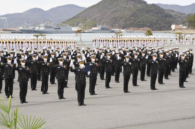 지난달 26일 해군사관학교 연병장에서 79기 해군사관생도 입학식이 열린 가운데 사관생도들이 입학선서를 하고 있다.  부대 제공