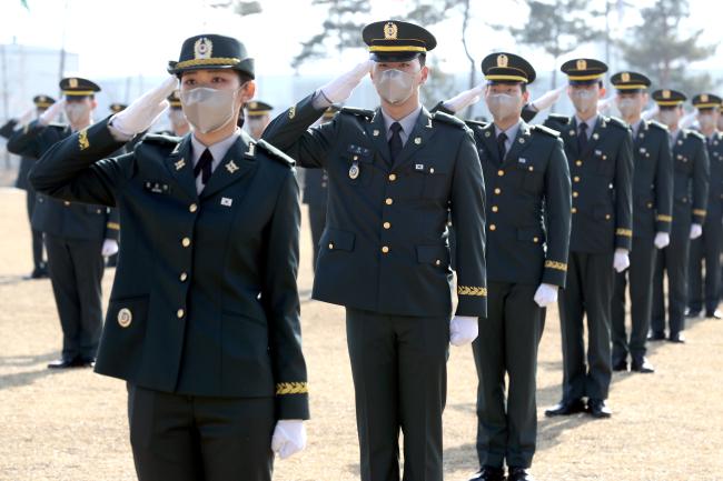 미래 호국간성이 될 ROTC 신임 장교들이 임관식에서 국기에 대한 경례를 하고 있다.