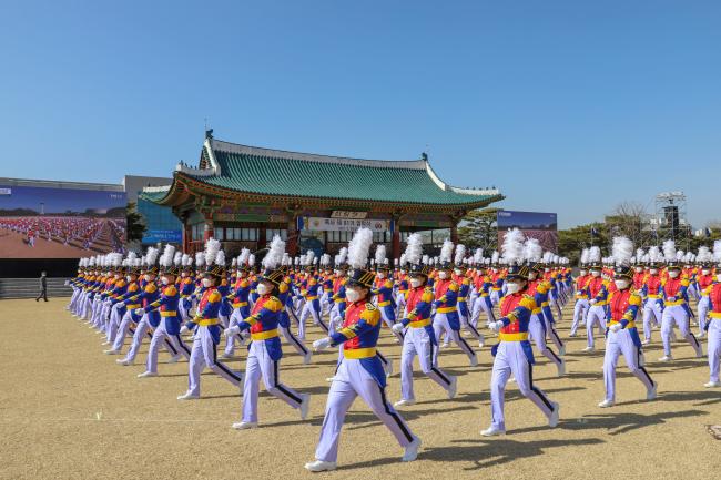 육군사관학교 81기 신입 생도들이 지난달 26일 화랑연병장에서 열린 입학식에서 행진하고 있다.  사진 제공=박재윤 병장