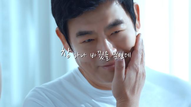 KCC창호 광고 ‘무한 광고 유니버스에 갇힌 성동일’ 편.  필자 제공