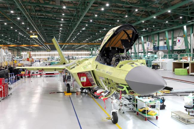 방위사업청이 지난달 24일 경남 사천 한국항공우주산업(KAI)에서 언론에 공개한 한국형 전투기 KF-X 시제기의 모습. 시제기는 오는 4월 출고될 예정이다.  
