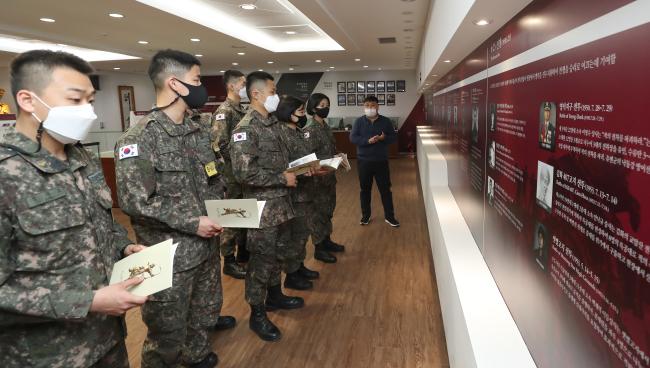 육군부사관학교 20-5기 양성 과정 부사관 후보생들이 교내 국립전사박물관에서 국가·안보관 함양 교육을 받고 있다. 