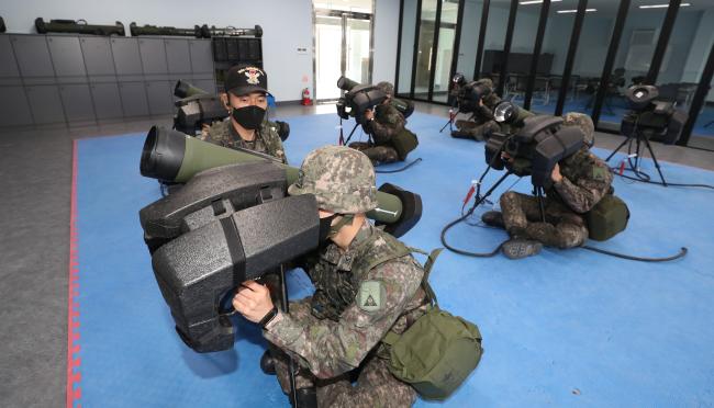 육군부사관학교 20-5기 초급리더 과정 교육생들이 보병용 중거리 유도무기 ‘현궁’ 시뮬레이터 실습을 하고 있다.