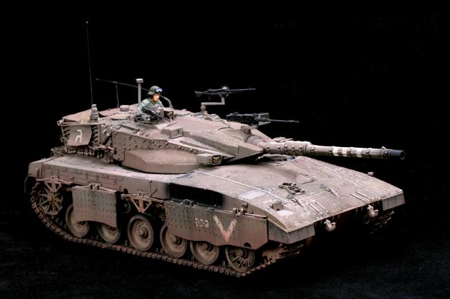  이스라엘군의 주력전차 메르카바(Merkava) Mk.III 전차 모형으로 김승대 님의 작품. 측면에 검게 그을린 듯한 도색은 배기구를 표현한 것이다. 메르카바는 엔진이 전차 앞쪽에 있어 배기구도 앞쪽 측면에 위치한다.  필자 제공