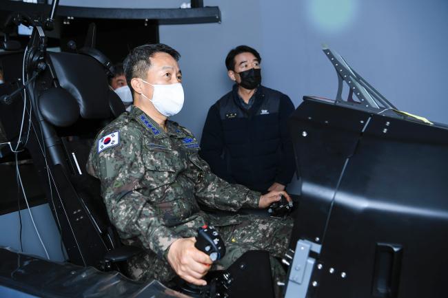2일 한국항공우주산업(KAI)을 방문한 이성용 공군참모총장이 한국형 전투기(KF-X) 개발센터에서 시뮬레이터에 직접 탑승하고 있다.  공군 제공