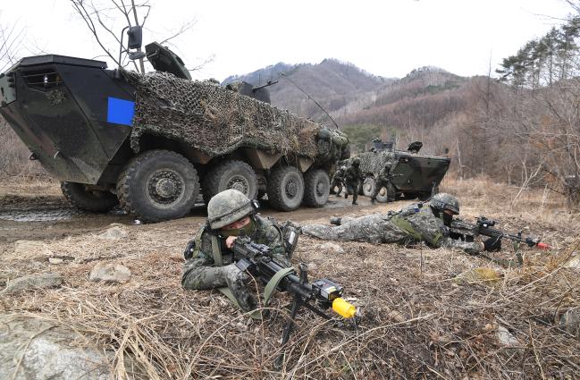 지난달 22일부터 이달 2일까지 총 9일에 걸쳐 육군과학화전투훈련단(KCTC)에서 진행된 올해 첫 여단급 과학화전투훈련에서 훈련부대인 육군1사단 쌍용여단 장병들이 K808 차륜형 장갑차를 활용해 전투지역 일대로 신속히 전개하고 있다. KCTC는 육군 보병연대의 여단 개편 등 작전환경 변화를 고려해 공격과 방어가 통합된 공세적 작전 개념을 최초로 교전훈련에 도입했다.  조용학 기자