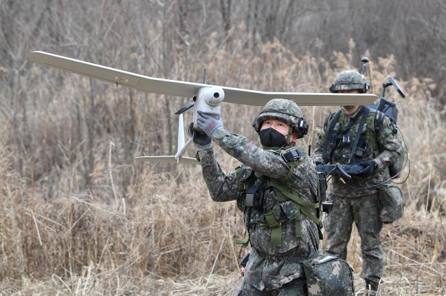 적진을 정찰하기 위해 대대급 무인기(UAV)를 날리는 쌍용여단 전투단 장병의 모습.