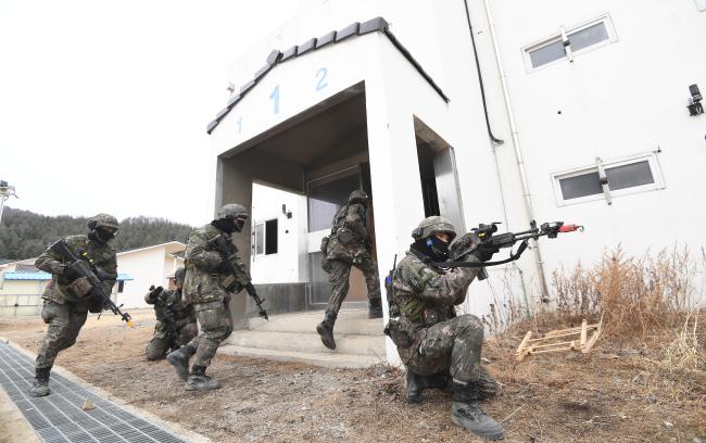 KCTC 도시지역 작전 훈련장에서 쌍용여단 전투단 장병들이 대항군 소탕을 위해 건물 안으로 진입하고 있다.