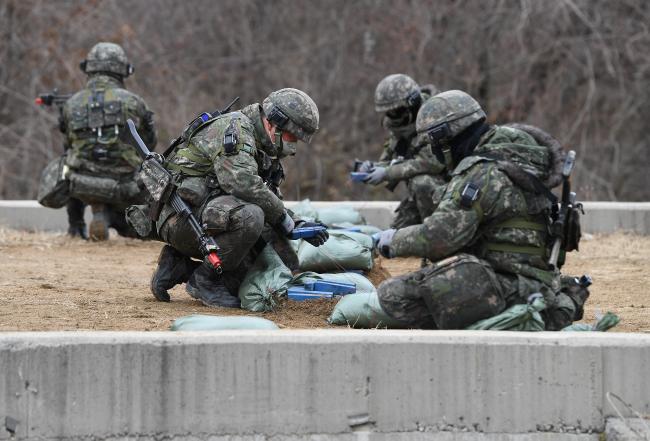 쌍용여단 전투단 공병부대원들이 적 기계화부대의 기동을 차단하기 위해 교량에 폭약을 설치하고 있다.