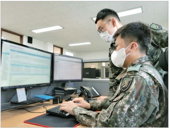 육군 장병들이 국방통합재정정보시스템(NDIFIS)을 활용해 예산회계 업무를 하는 모습. 육군은 지난 2일부로 사단급 이상 부대에만 있던 출납공무원 권한을 29개 여단에 부여하고, NDIFIS 활용 제대를 사단에서 예하 여단까지 확대했다.  육군 제공