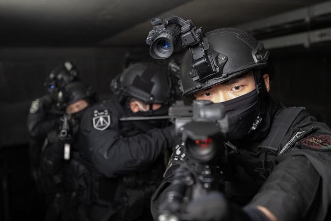 육군수방사 35특공대대 장병들이 국가 중요 시설인 지하 공동구에서 적 침투 상황을 가정한 방호훈련을 하고 있다.  사진 제공=성옥혁 군무사무관