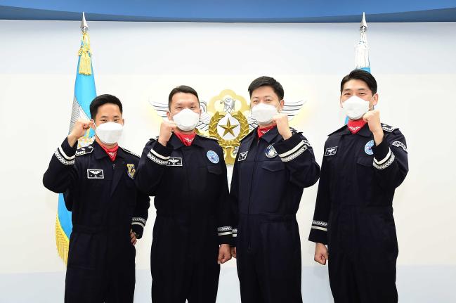 ‘2020년 공군 최우수 조종사’로 선정돼 대통령 표창을 받은 공군19전투비행단 전영기(왼쪽 둘째) 소령과 항공기 분야별 최우수 조종사로 선정된 조종사들이 기념사진을 찍고 있다. 왼쪽부터 전투임무기 최우수 조종사 송승환 소령, 전 소령, 훈련기 최우수 조종사 강중호 소령, 기동·통제기 최우수 조종사 강병지 소령.  공군 제공 