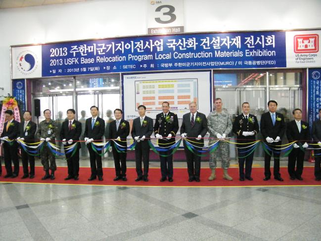 한국국방연구원(KIDA)에 따르면 주한미군기지 이전으로 인한 생산 및 부가가치 유발 효과가 16조4000억원, 고용유발효과는 11만 명으로 전망되고 있다. 평택기지 운영에 따른 지역소비도 연간 5000억여 원으로 예측되고 있다. 사업단은 이러한 경제적 효과의 시작은 바로 건설자제 국산화부터였다고 설명했다. 사진은 지난 2013년 개최된 주한미군기지이전사업 국산화 건설자재 전시회에서 주요 내외귀빈들이 테이프 커팅을 하고 있는 모습.
