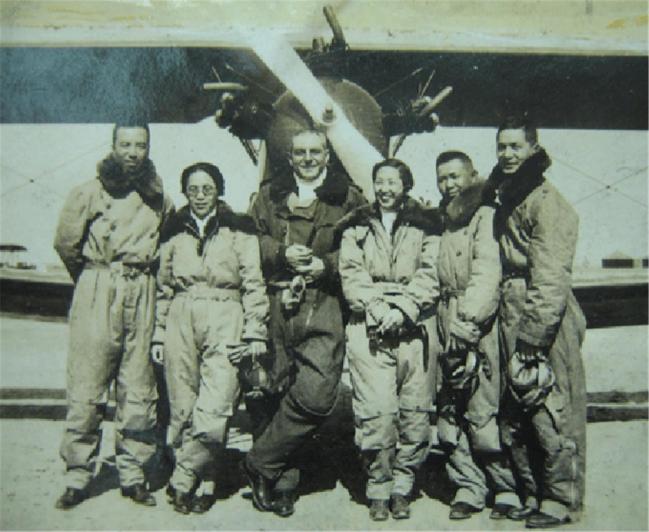 1935년 대일선전비행계획에 참가한 동료들과 함께한 권기옥(왼쪽 둘째) 지사.   