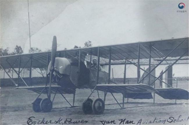 운남육군항공학교에서 첫 단독비행에 성공한 권기옥 지사의 기념사진. 필자 제공