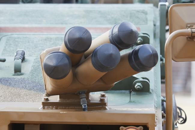 연막탄 발사기(K-18) 장갑차량 전면 좌·우에 장착돼 있다 1개의 발사기에 5개의 적외선 차장 연막유탄을 장전 할 수 있으며 전기적인 시스템으로 점화시킨다. 1회 발사로 10발의 적외선 차장 연막유탄을 발사한다.