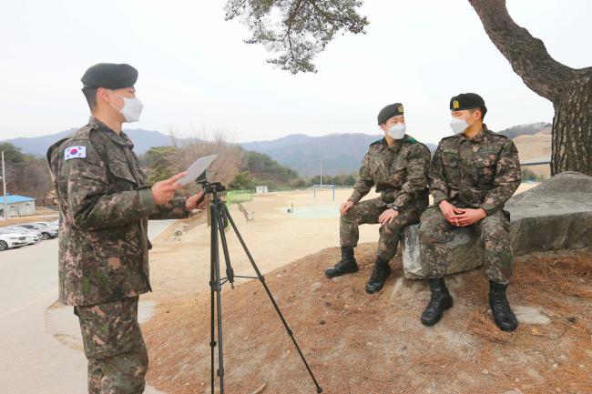 육군3사단 가온포병대대 장병들이 전우의 이야기를 소재로 군인본분 PT 챌린지에 출품할 단막극을 만들고 있다.  육군 제공