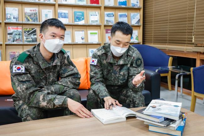 ‘육군 전사 군인본분 PT 챌린지’에서 대상을 받은 육군3사관학교 변준언 상병, 노승찬 일병(왼쪽부터)이 영상 제작 전 주제를 논의하고 있다.  육군 제공