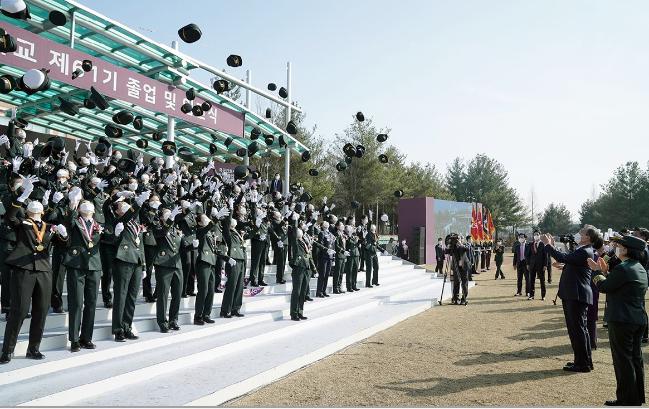 지난 5일 국군간호사관학교에서 열린 제61기 졸업 및 임관식을 통해 정예 간호 장교로서 첫발을 내디딘 신임 소위들이 정모(正帽)를 공중으로 던지며 기념사진을 찍고 있다. 청와대 제공